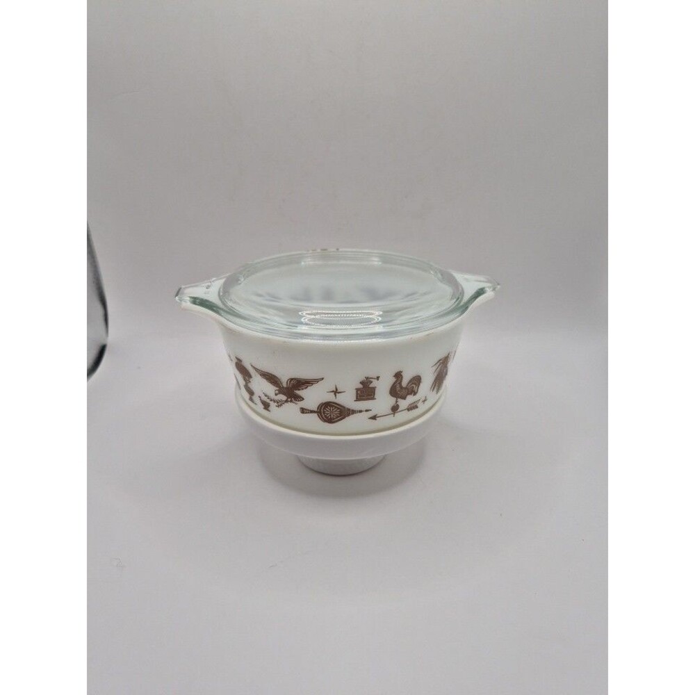 VTG PYREX EARLY AMERICAN Pattern Lidded Casserole Dish Milk Glass 472